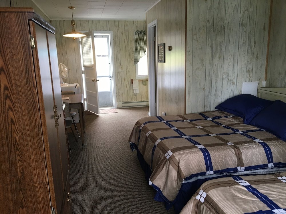 Четырёхместный номер Standard Dixon Lake Resort Motel