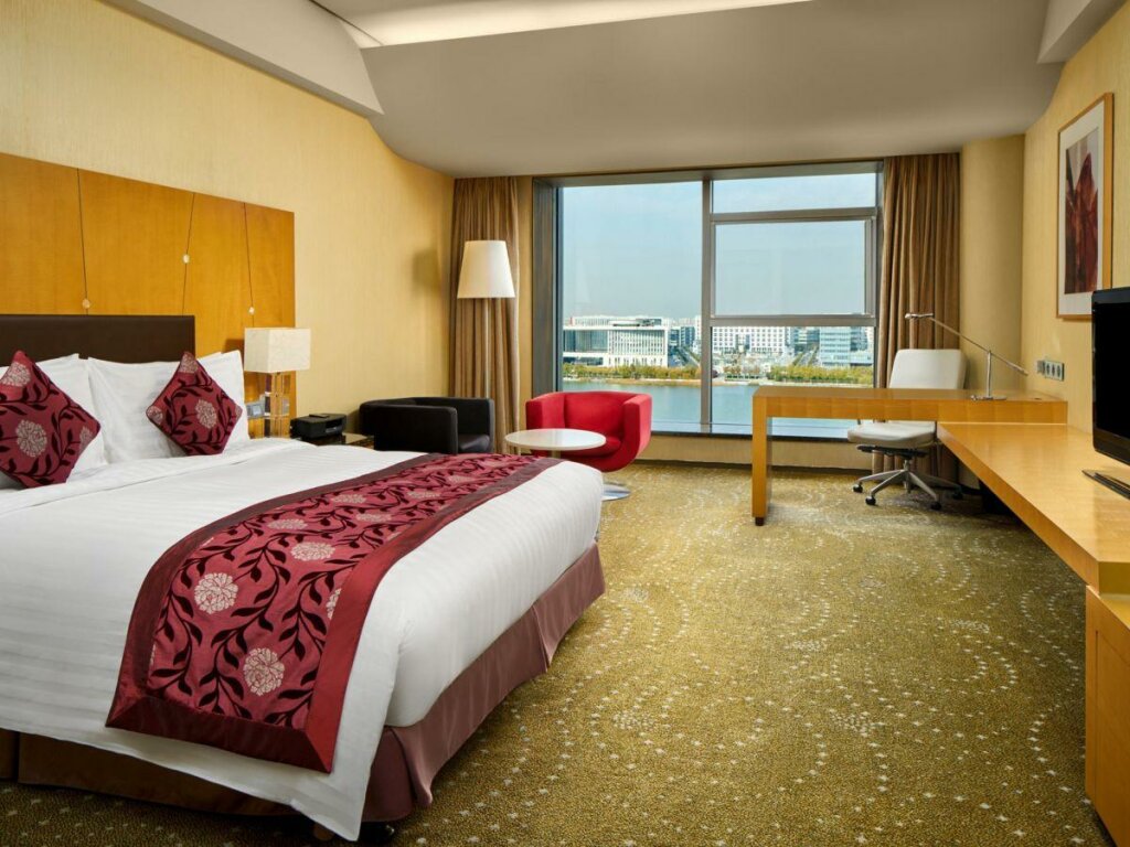 Двухместный номер Premium с видом на озеро Crowne Plaza Tianjin Binhai, an IHG Hotel