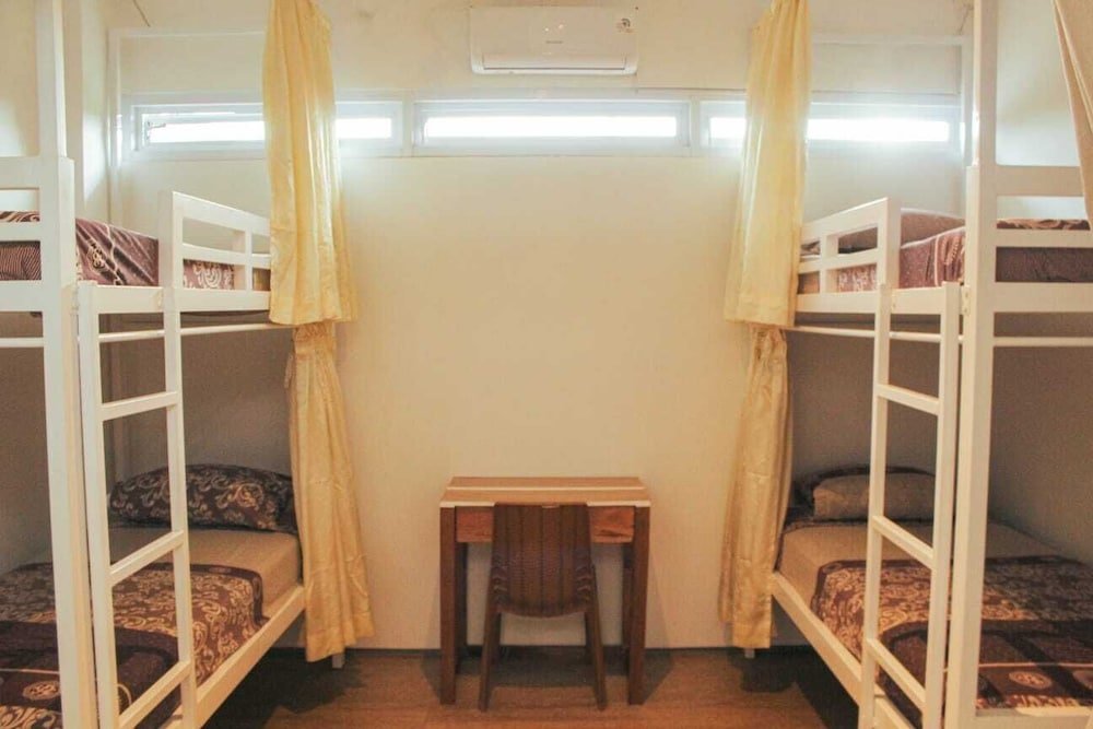Кровать в общем номере (мужской номер) Rion Hostel Bogor
