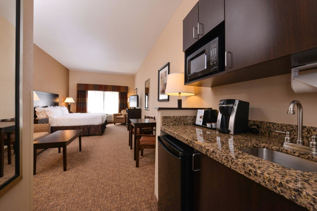 Номер Standard Holiday Inn Express & Suites Bridgeport, an IHG Hotel