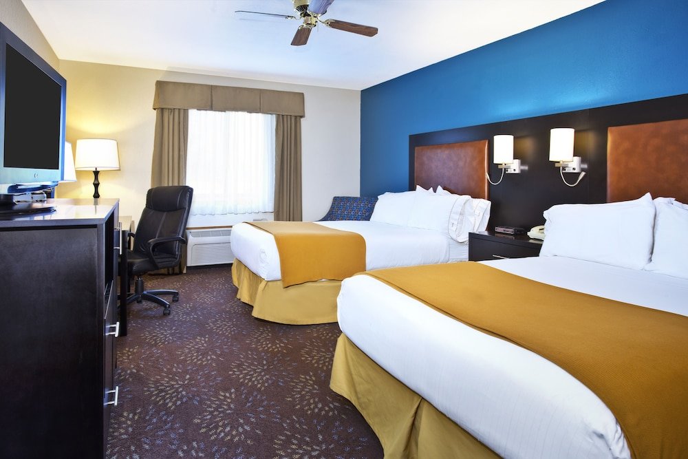 Четырёхместный номер Standard с балконом Holiday Inn Express Mackinaw City, an IHG Hotel