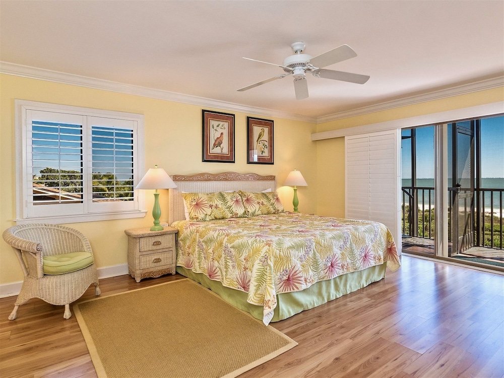 Standard room with balcony Shorewood Condos by Dream Vacation Rentals