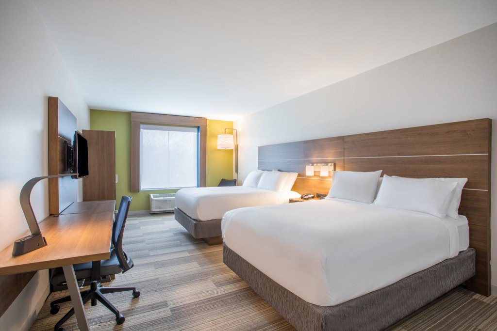 Standard Quadruple room Holiday Inn Express & Suites Owings Mills-Baltimore Area, an IHG Hotel