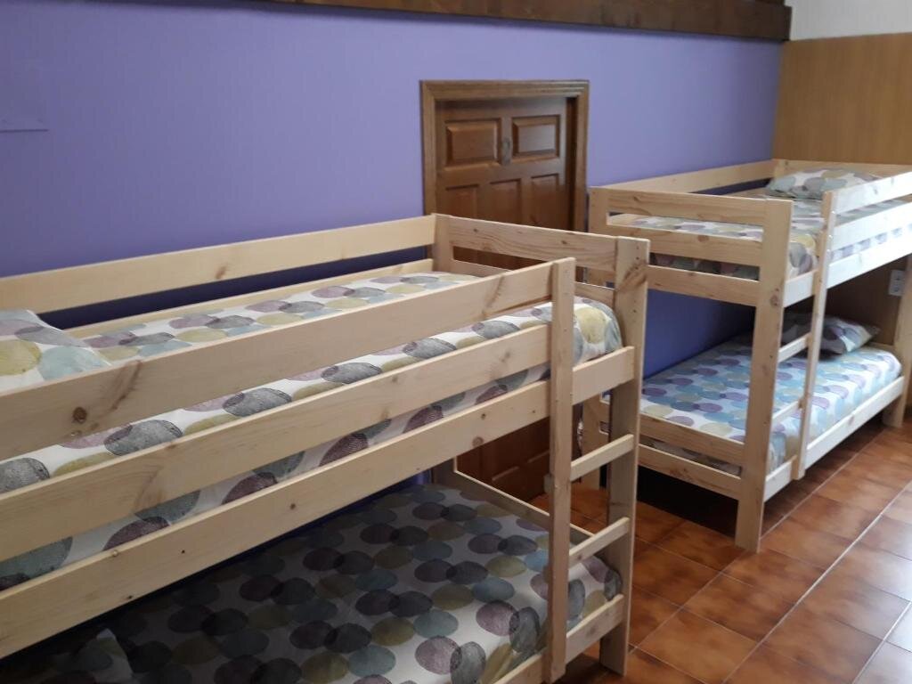 Кровать в общем номере Albergue La Vargona