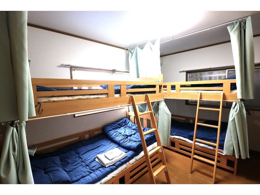 Кровать в общем номере Guest House Carpe Hiroshima Koi