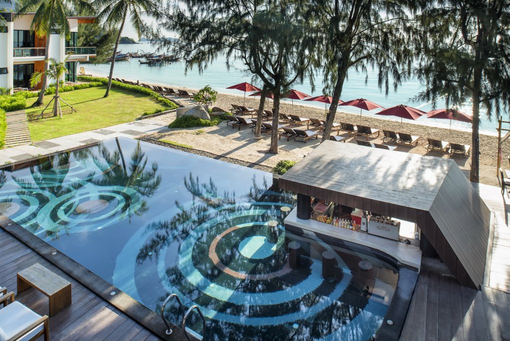 Кровать в общем номере с видом на бассейн Idyllic Concept Resort