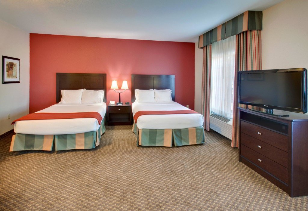Четырёхместный номер Standard Holiday Inn Express Hotel & Suites Pleasant Prairie-Kenosha, an IHG Hotel