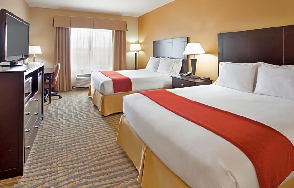 Четырёхместный номер Superior Holiday Inn Express Hotel & Suites Gallup East, an IHG Hotel
