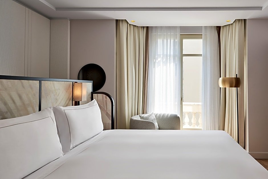 Номер Standard c 1 комнатой с видом на город Carlton Cannes, a Regent Hotel