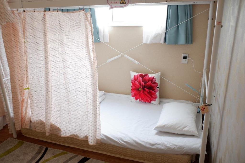 Cama en dormitorio compartido (dormitorio compartido femenino) Fukuoka Guest House Jikka