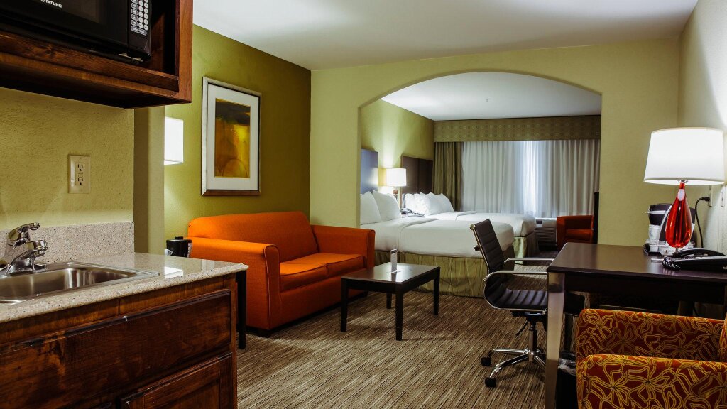 Четырёхместный люкс Holiday Inn Express Hotel & Suites Waller, an IHG Hotel