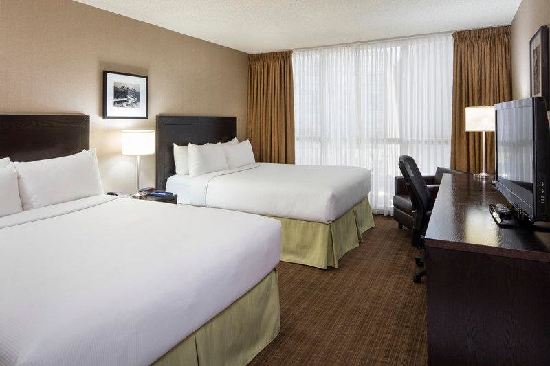 Кровать в общем номере Delta Hotels Calgary Airport In-Terminal