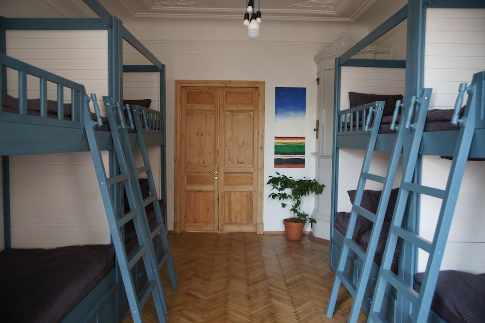 Cama en dormitorio compartido con balcón Malevich Lodging Houses