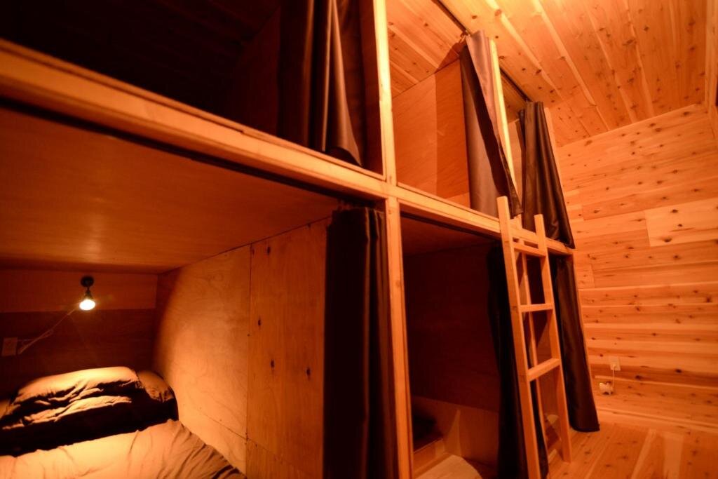 Кровать в общем номере Hakone Guesthouse Toi