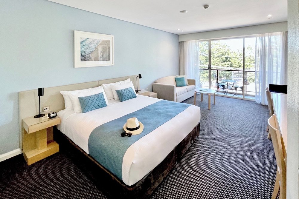 Deluxe Studio with balcony and with partial ocean view Coogee Sands Hotel & Apartments