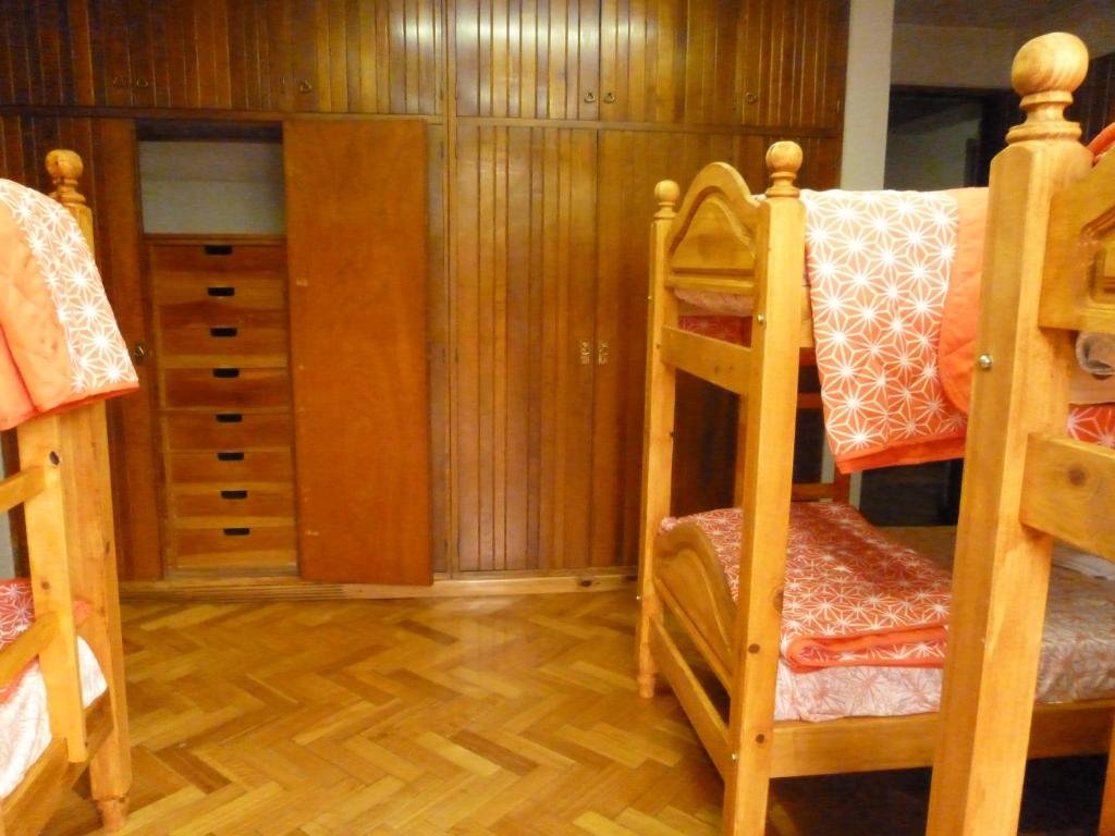 Кровать в общем номере Hostel de Los Artistas