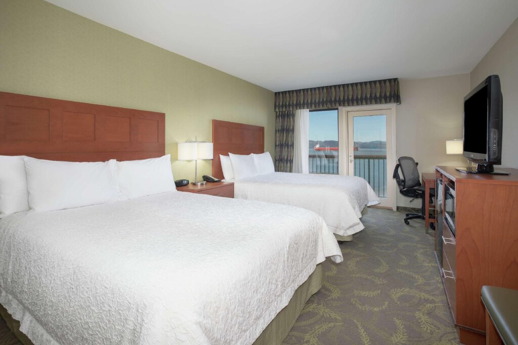 Standard double chambre avec balcon et Vue sur la rivière Hampton Inn & Suites Astoria