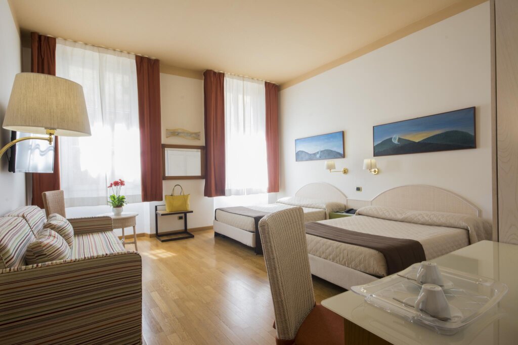 Standard Dreier Zimmer Piazza Paradiso Accommodation