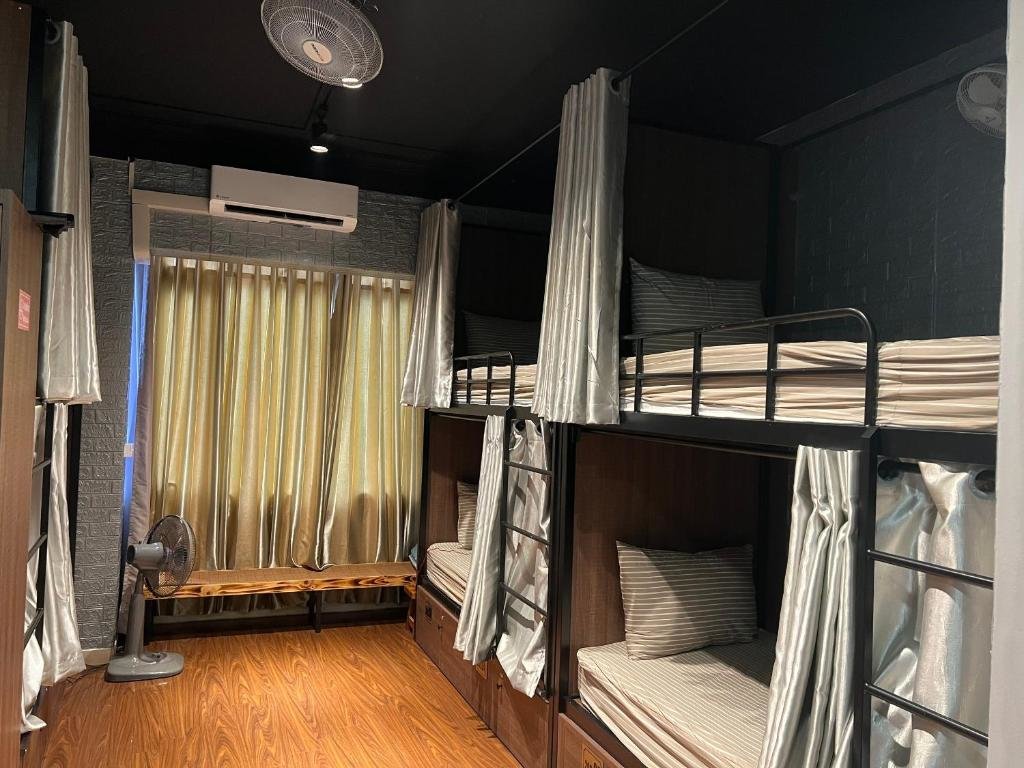 Кровать в общем номере Hanoi Luxury Hotel