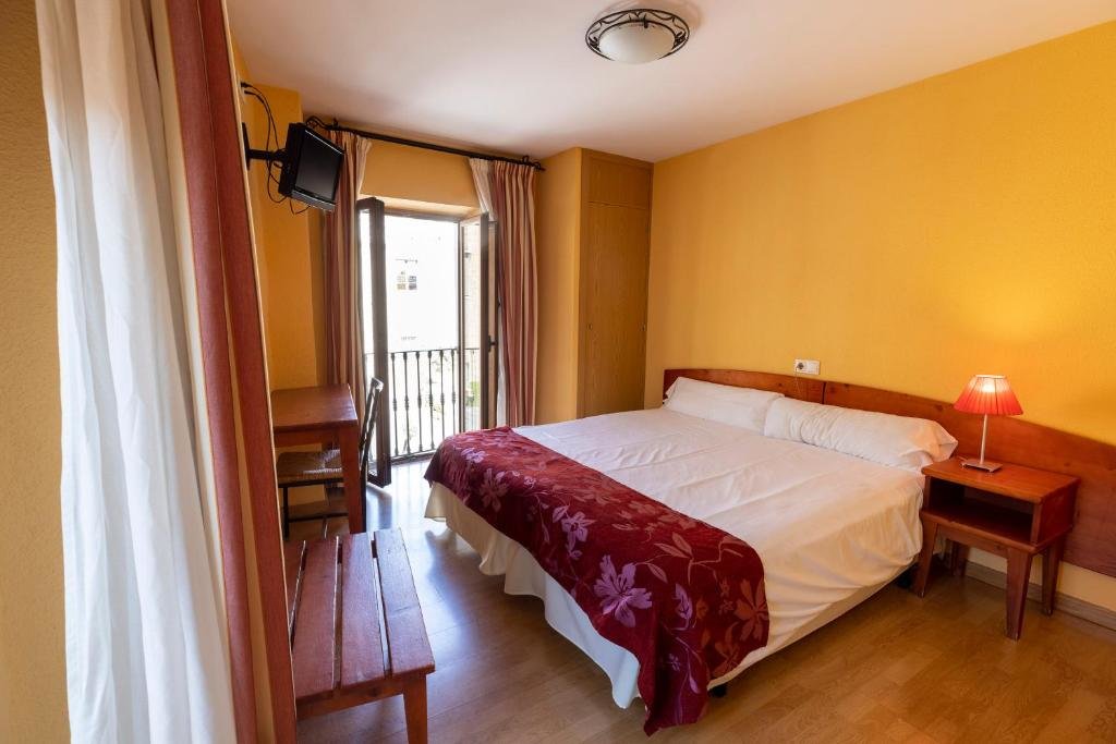 Superior Double room with balcony and with view Hostal Restaurante Puerta del Alcázar