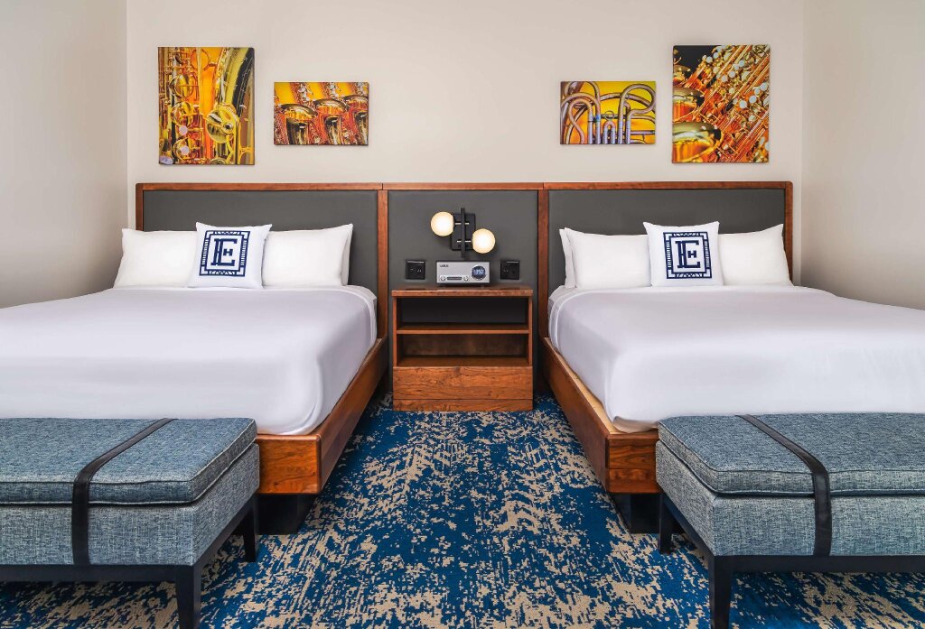 Четырёхместный номер Standard Hotel Elkhart, Tapestry Collection By Hilton