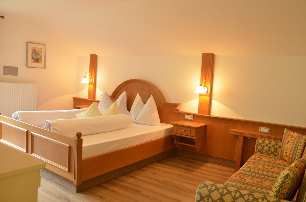 Standard Doppel Zimmer mit Balkon Hotel Karin