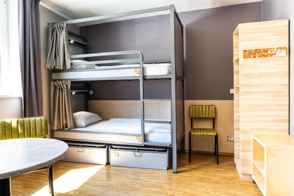 Кровать в общем номере St. Christopher’s Inns hostel