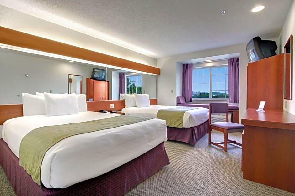 Четырёхместный номер Standard Microtel Inn & Suites by Wyndham Bridgeport