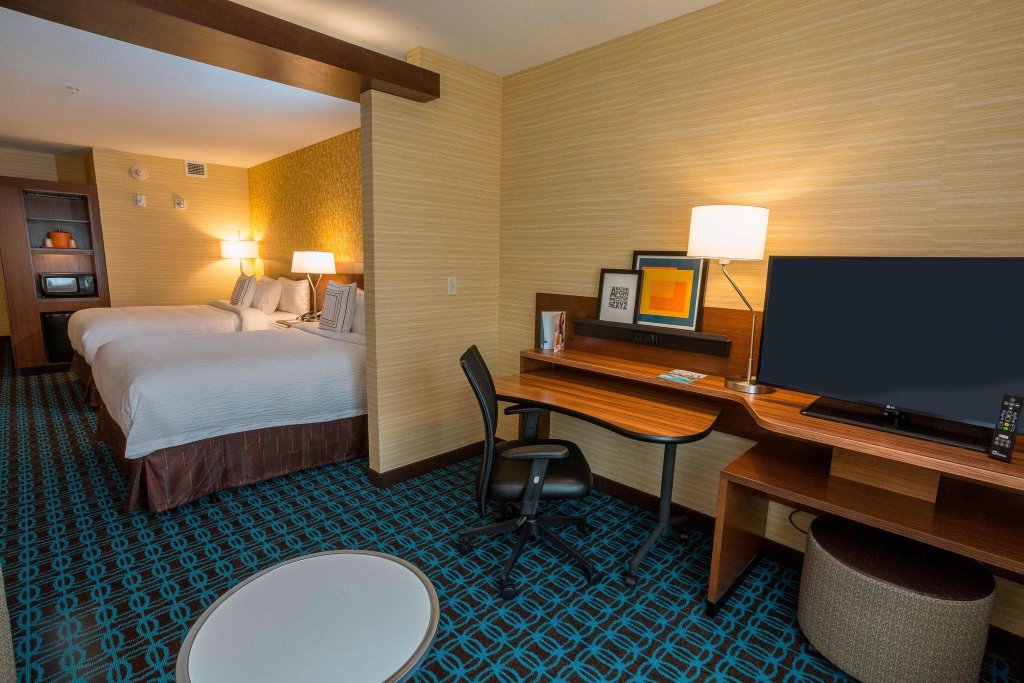 Двухместный люкс Fairfield Inn & Suites by Marriott Geneva Finger Lakes