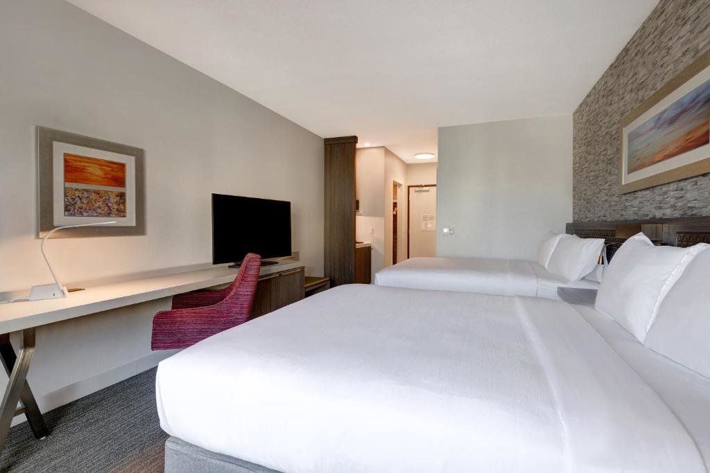 Standard Double room with pool view Hilton Garden Inn Temecula, CA