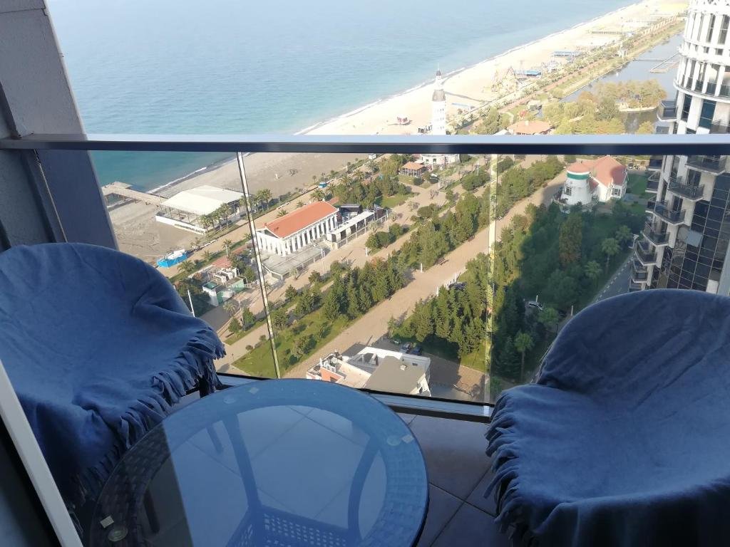 Апартаменты Sea To Sky Beachfront Studio Apartment With Stunning Sea Views In Batumi