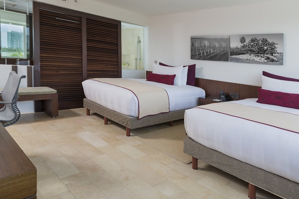 Четырёхместный номер Classic с видом на лагуну InterContinental Presidente Cancun Resort