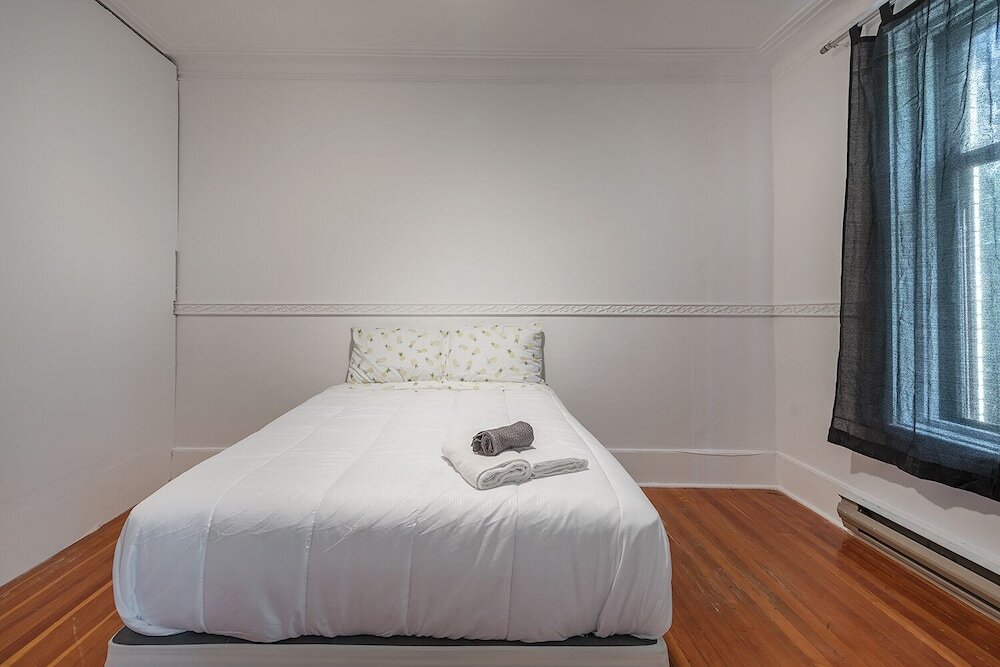 Cama en dormitorio compartido 6 habitaciones Beautiful 6BR Apt Near Olympic Stadium