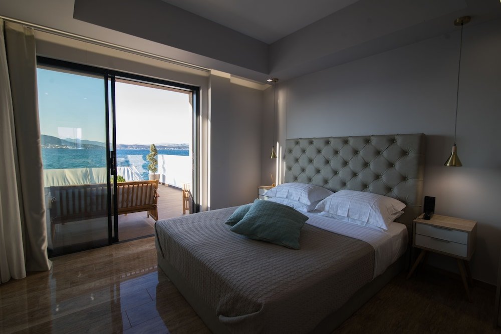 Camera familiare Standard con balcone e con vista mare Aianteion Bay Luxury Hotel & Suites