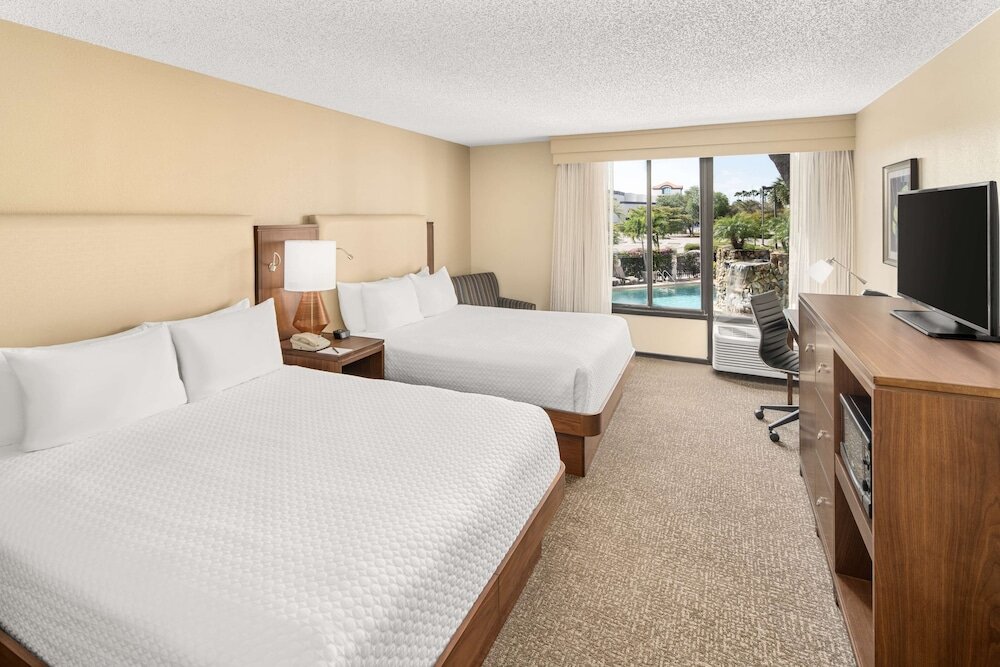 Standard Vierer Zimmer mit Poolblick Doubletree by Hilton Fort Myers at Bell Tower Shops