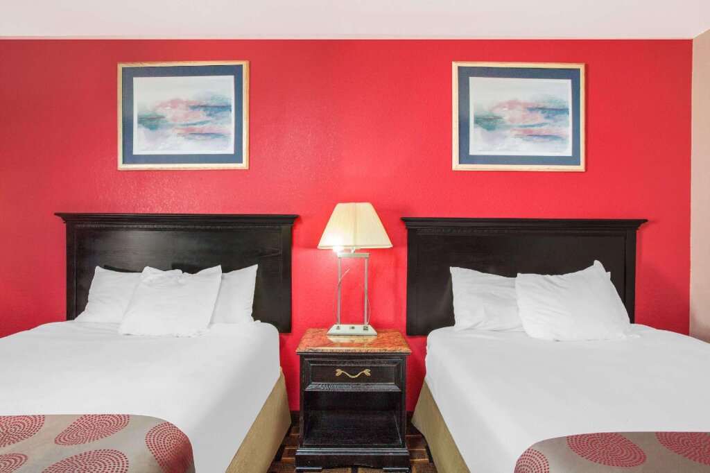 Четырёхместный люкс c 1 комнатой Ramada by Wyndham Edgewood Hotel & Conference Center
