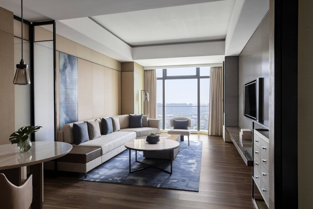 Suite 1 Schlafzimmer mit Stadtblick Zhangjiagang Marriott Hotel