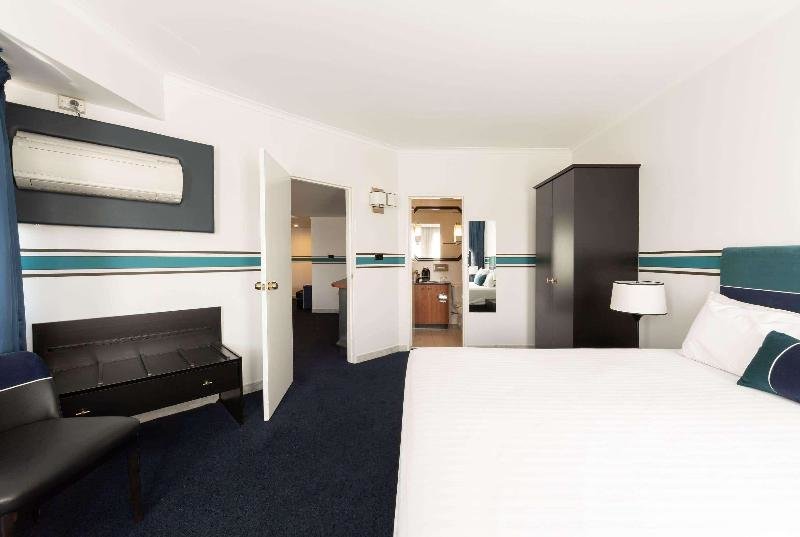 Standard Suite Ramada by Wyndham Diplomat Canberra