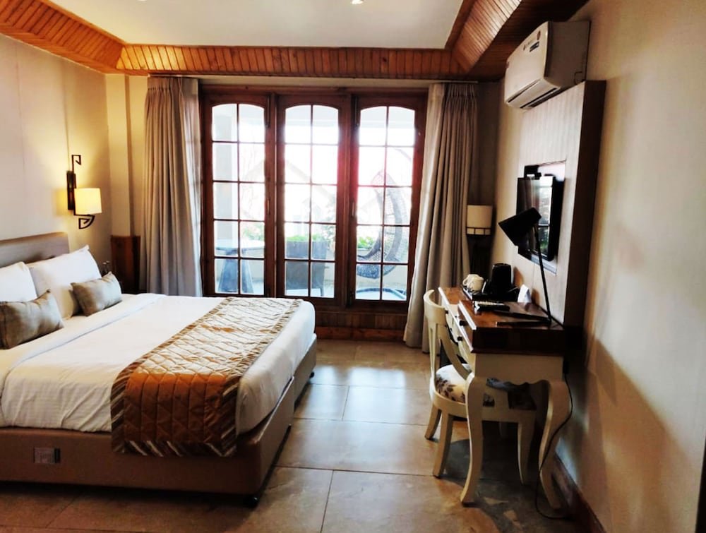 Люкс Luxury с балконом Regenta Resort & Spa Mashobra