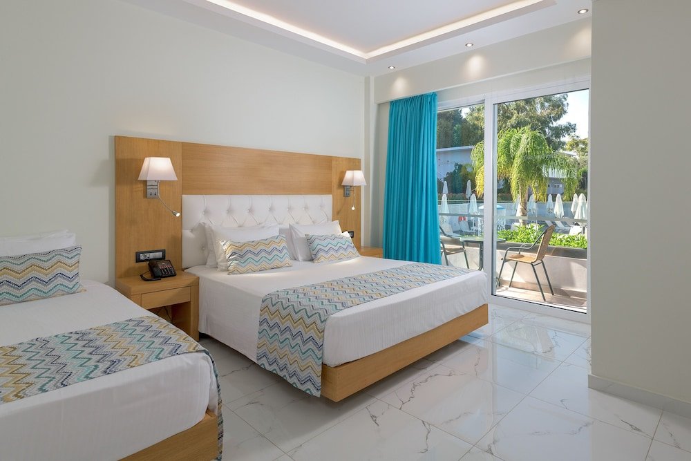 Standard triple chambre avec balcon Oceanis Park Hotel