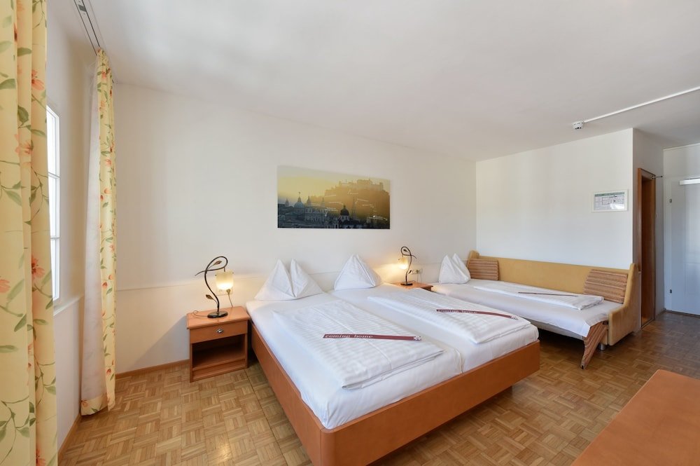 Standard Dreier Zimmer mit Stadtblick Hotel Krone 1512