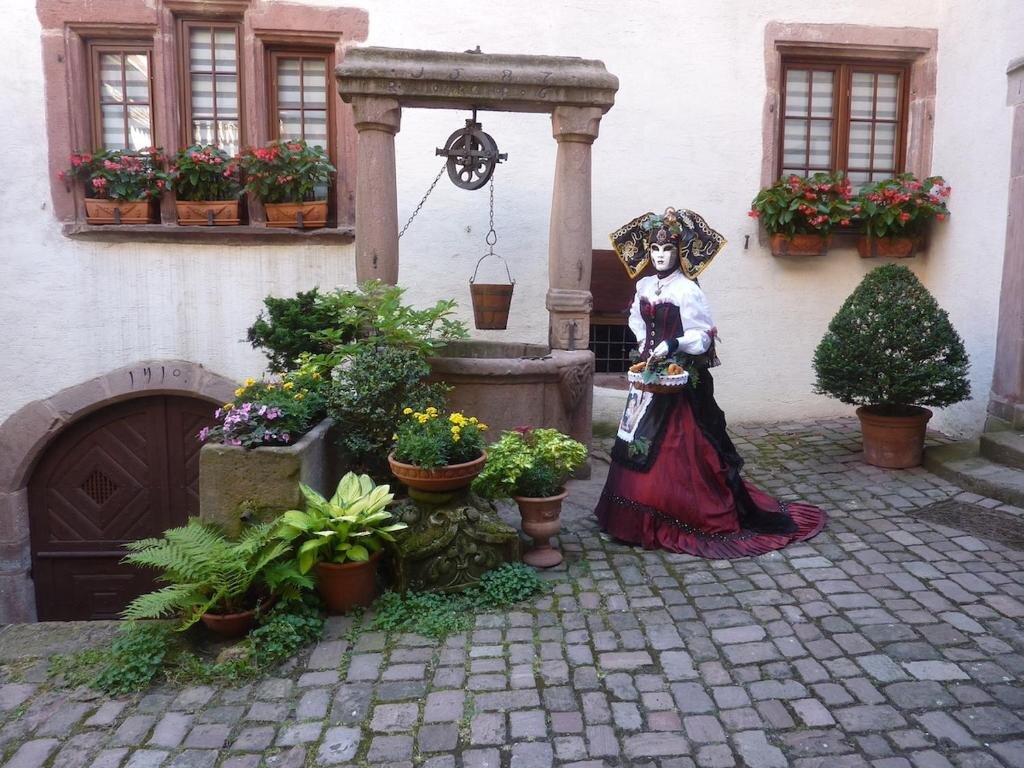 Adrihof à Riquewihr, Cour de l'Abbaye d'Autrey ➜ Riquewihr, Alsace Wine  Route. Réserver Adrihof à Riquewihr, Cour de l'Abbaye d'Autrey