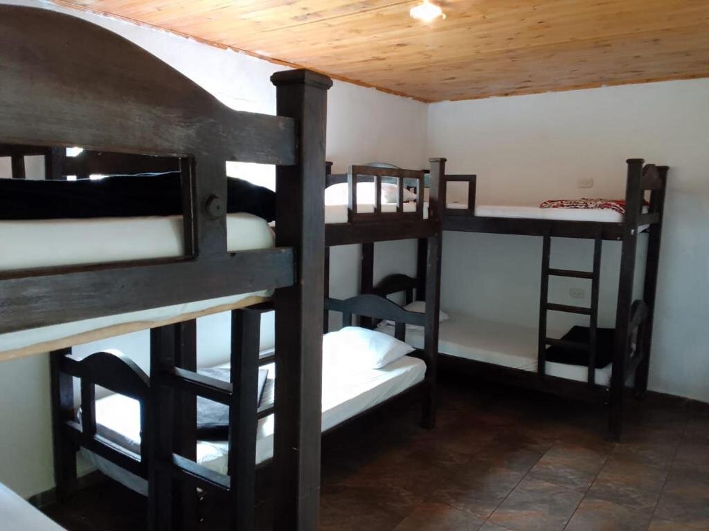 Кровать в общем номере Hostal Hilltop Capurgana