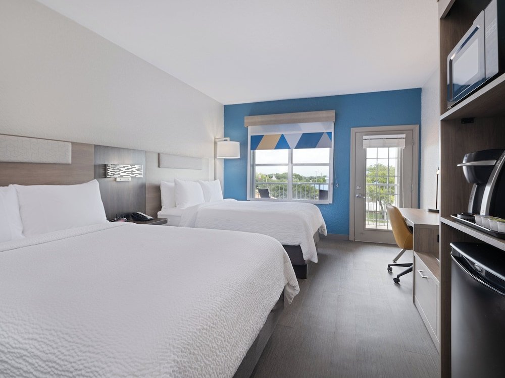 Четырёхместный номер Standard с балконом Holiday Inn Express & Suites Lakeland North I-4, an IHG Hotel