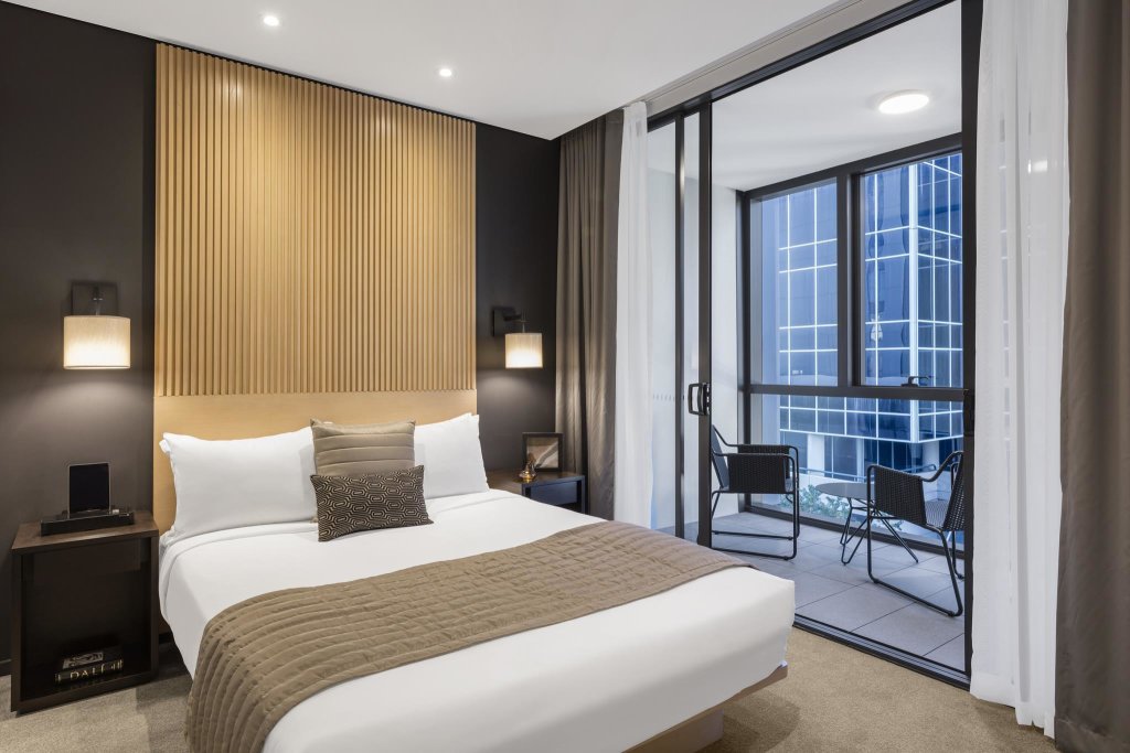 Люкс Deluxe с 2 комнатами SKYE Hotel Suites Parramatta