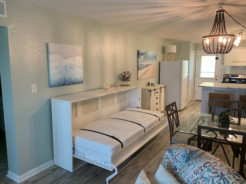 Camera Standard Venus 206 is a 1 BR on Okaloosa Island steps from the pool and easy beach access by RedAwning