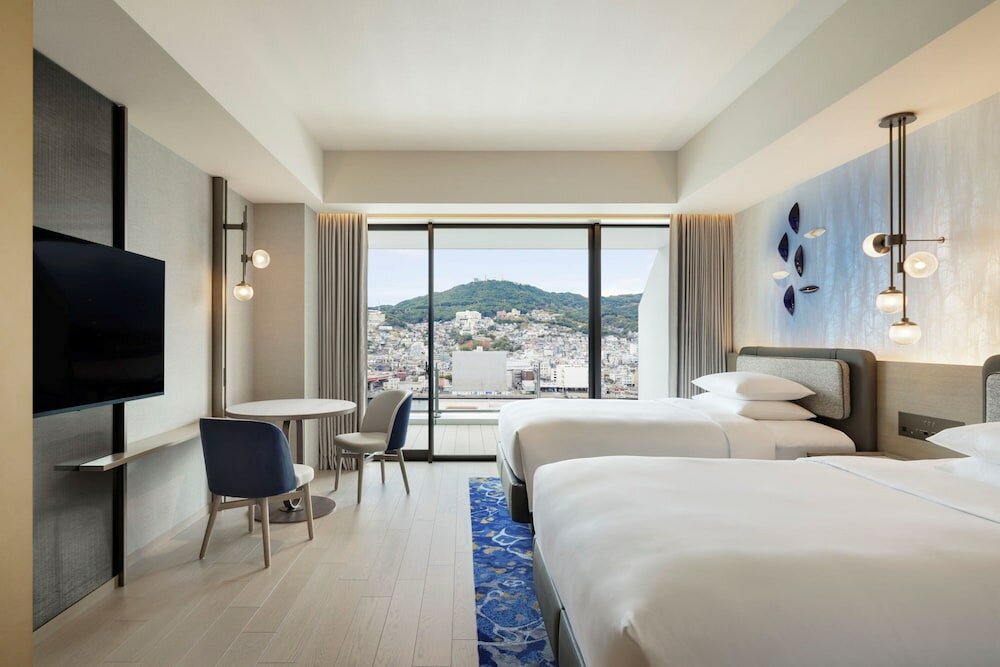 Habitación cuádruple Premium con balcón y con vista al puerto Nagasaki Marriott Hotel