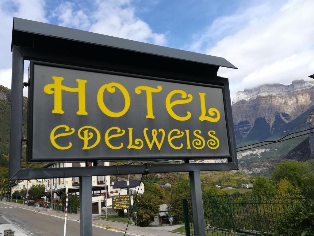 Трёхместный номер Standard Edelweiss Hotel