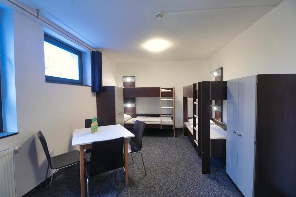 Кровать в общем номере (мужской номер) Jugendherberge City-Hostel Köln-Riehl