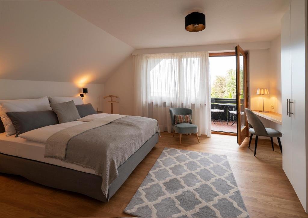 Villa Haus4Zimmer mit Seeblick - einfacher Luxus, pur